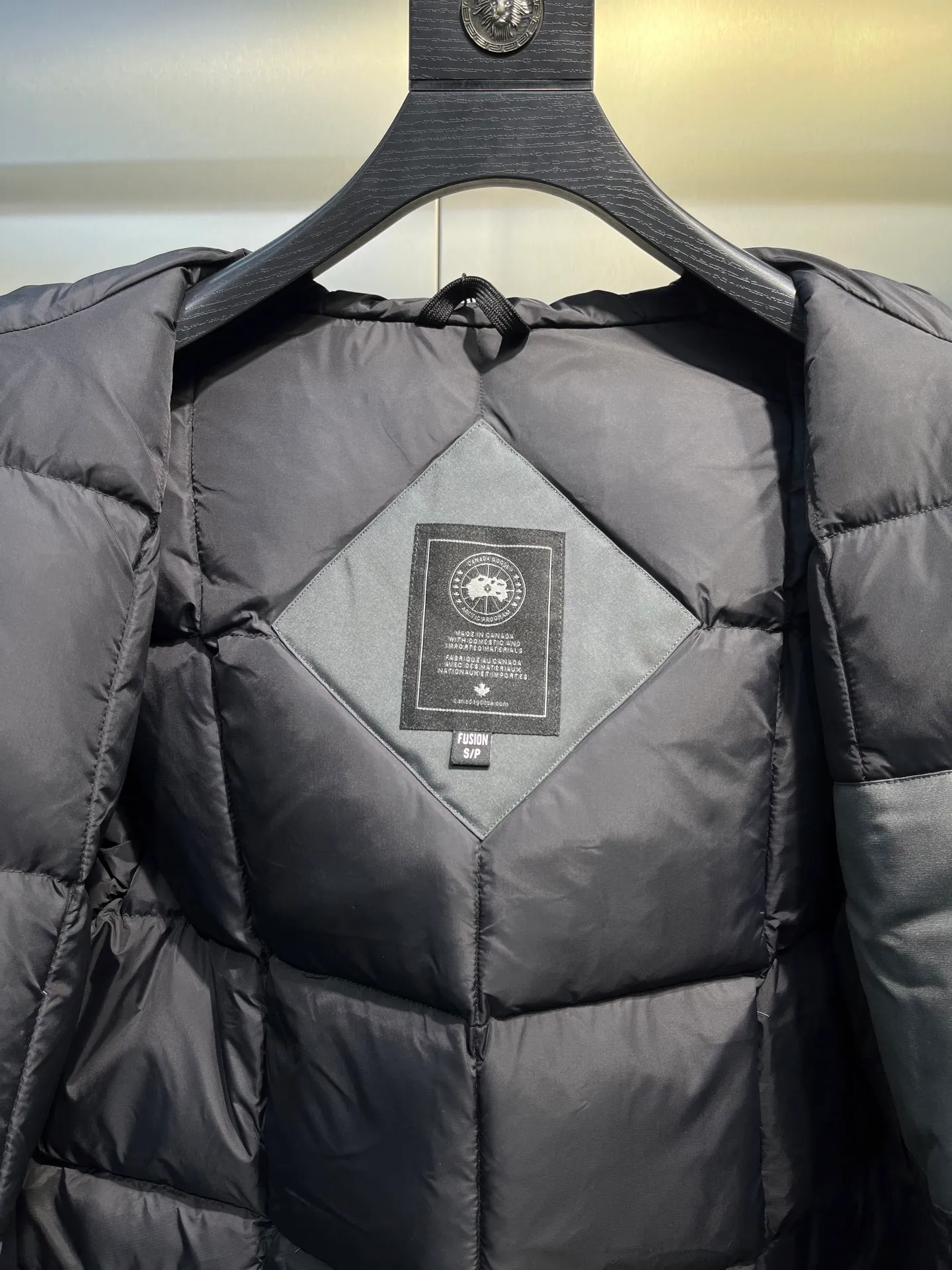 P840 𝘾𝘼𝙉𝘼𝘿𝘼 𝙂𝙊𝙊𝙎𝙀Big Goose 13# The design of Big Goose 13 is simple and elegant, a little longer than the 08 model, more suitable for men and suitable for business people. This down jacket is popular for its simple design, which is not only practical but also has a certain sense of fashion. In terms of applicability, the Daye 13 model provides good thermal insulation performance. Its thermal insulation coefficient is level 5, which can provide enough warmth and is suitable for wearing in cold environments. In addition, the Daye 13 model also has a high cost performance. Compared with other models, it provides a better balance between price and performance, making it more competitive in the market.  size：xs-xxl